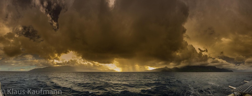 Segeln vor dem Sturm: Regenwolken über Hiva-Oa (links) und Tahuata (rechts)