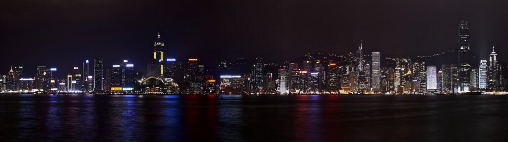 Die Skyline von Hongkong bei Nacht