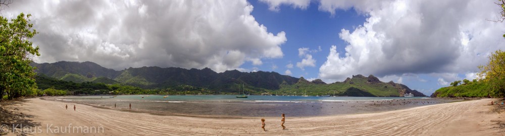 Nuku-Hiva: Spielende Kinder am Strand von Taiohae