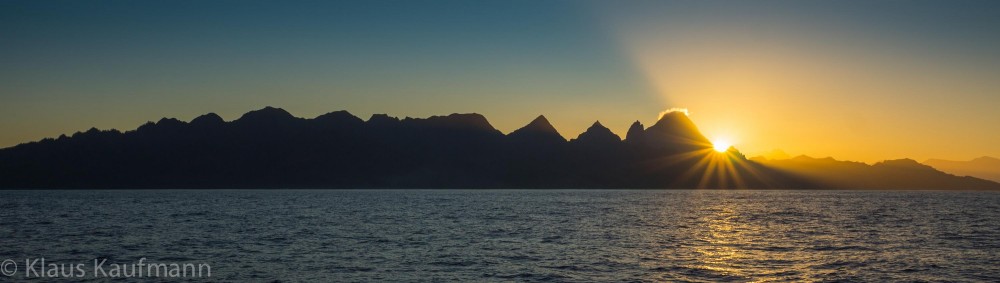 Erste Sonnenstrahlen über Moorea’s Westküste