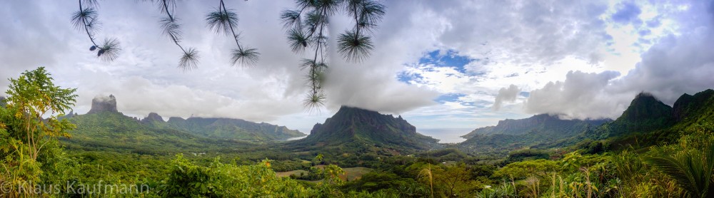 Blick unterhalb des Mont Tamarutofa auf die Baie Opunohi (links( und die Cooks Bay (rechts)